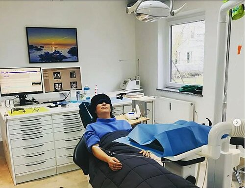 Frau bei einer Wellness Behandlung im d-tox Zahnzentrum